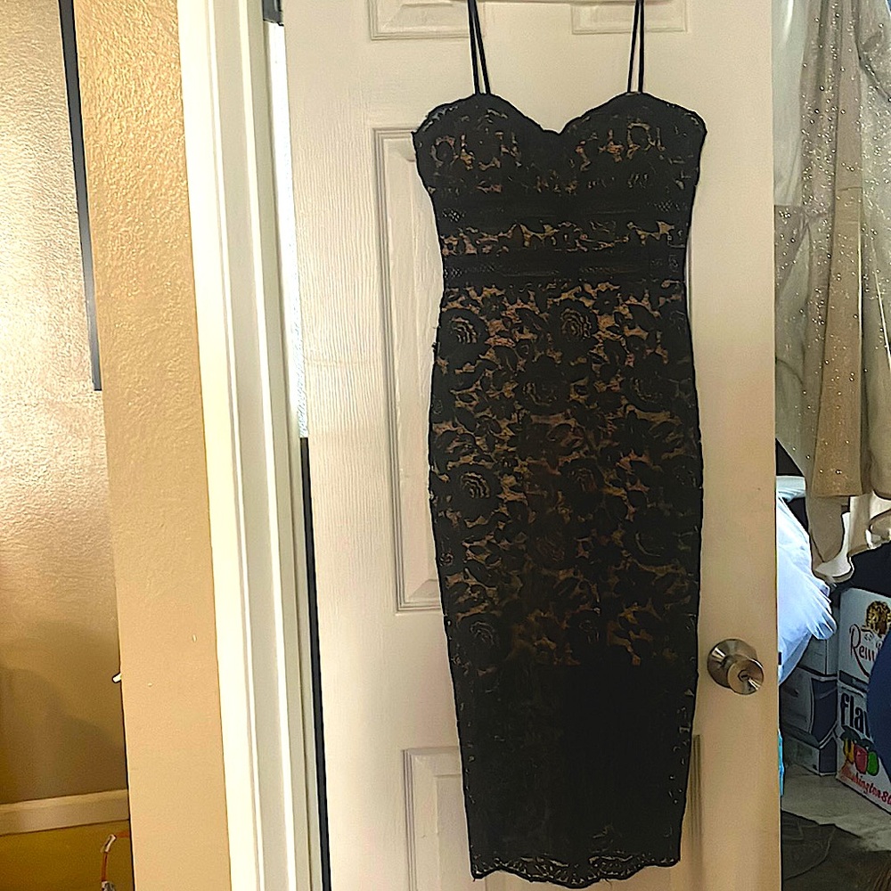 Xscape Women’s Black Floral Lace Scallop Hem Sheath Dress Size 2